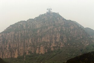 石林峡巍峨山峰上的瞭望塔