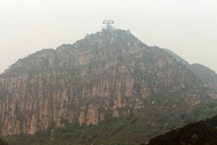 石林峡巍峨高山顶的建筑景观