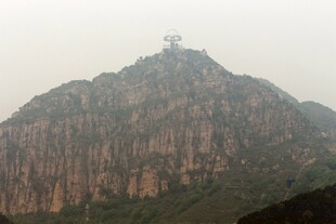 石林峡山顶建筑屹立于巍峨山峰