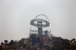 石林峡山顶的独特金属结构建筑