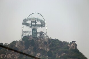 石林峡山顶上的独特建筑设施