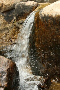 石林峡山间小瀑布流水潺潺