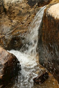 石林峡山间小瀑布流水潺潺