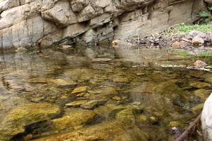 石林峡山间清澈水潭与嶙峋岩石