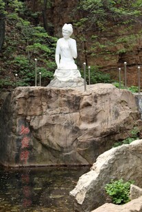 石林峡山林中的白色佛像