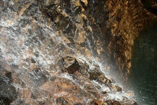 石林峡湍急水流冲击岩石景象