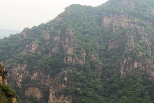 石林峡巍峨山峦绿意浓