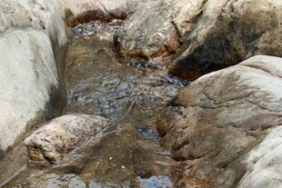 石林峡山间溪流穿岩石