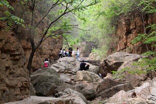 石林峡山间徒步者穿行嶙峋怪石间
