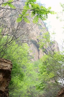 石林峡山林间的峭壁与葱郁植被