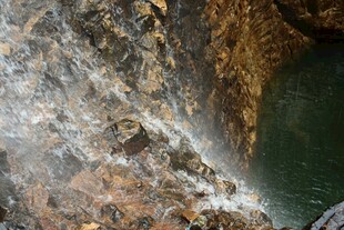 石林峡山间瀑布倾泻入碧潭