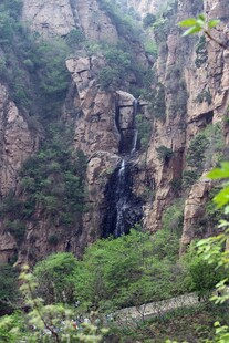 石林峡壮丽峡谷间的绿色景致