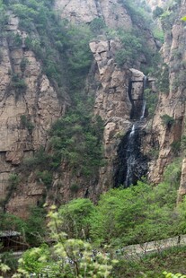 石林峡奇峰耸立的壮丽山间景色