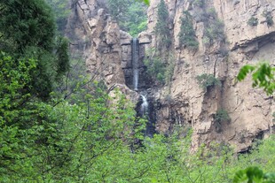 石林峡山间瀑布伴葱郁植被