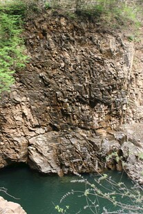 石林峡水边嶙峋岩石景观