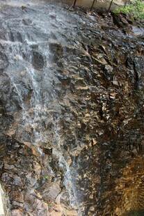 石林峡山间溪流潺潺流淌