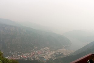 石林峡山间雾景俯瞰村落