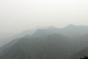 石林峡雾中朦胧山峦景色