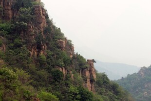 石林峡峻峭山峰绿意盎然