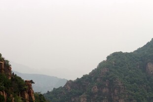 石林峡山峦叠翠的自然风光