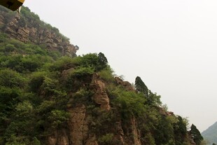 石林峡峻峭山峦覆绿植