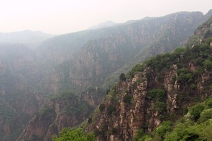 石林峡壮丽山景 云雾缭绕的奇峰