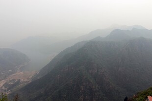 石林峡雾中朦胧山峦景色