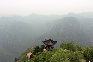 石林峡山巅古亭处的朦胧美景