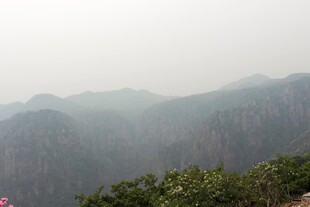 石林峡雾中群山 绿意点缀