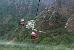 石林峡山间缆车穿梭于翠绿峡谷