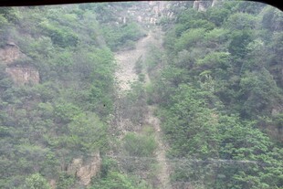 石林峡峡谷绿意盎然的山间景致
