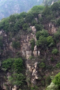 石林峡峻峭山峦覆绿植