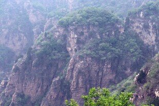 石林峡壮丽险峻的绿色山峰景观