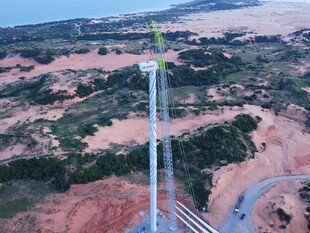 高空俯瞰风力发电设施