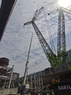 施工现场的大型起重设备