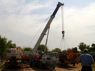 工地吊车作业场景