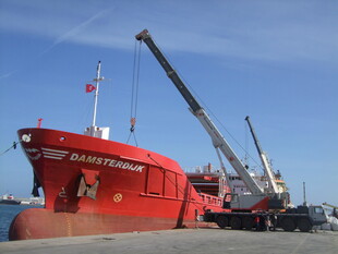 港口红色船只与起重设备