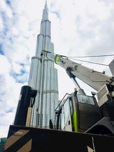 起重机助力高楼建设