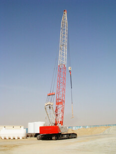 沙漠中的履带式起重机