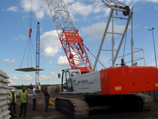 港口起重机作业场景