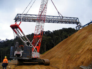 施工现场的大型起重设备