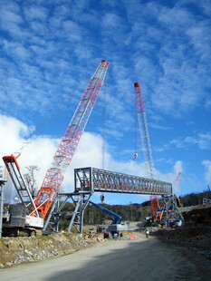 施工现场的起重机与桥梁