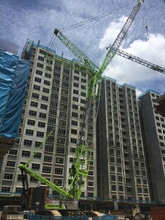 高楼建设现场起重机作业