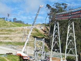 施工现场的起重机与结构