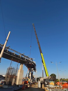 桥梁施工现场的起重机