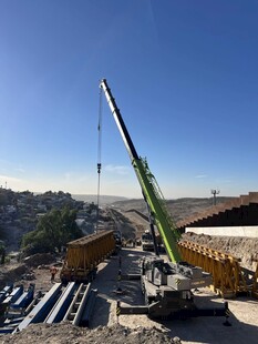 施工现场的起重机作业