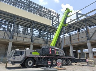 施工现场的起重机作业