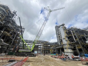 建筑工地起重机作业场景