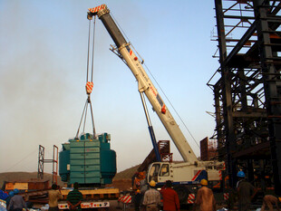 工地起重机吊装作业场景