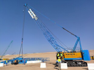 蓝色重型起重机户外作业